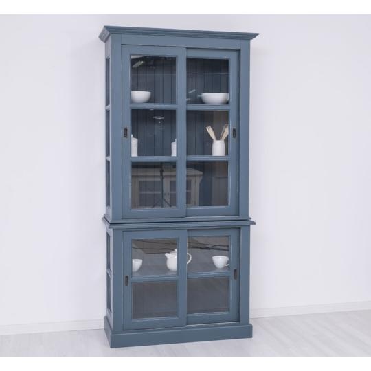 vintage modra vitrinna skrinka policova sklenena kredenc skrinka mediteran drevo masivneklasicky provensalsky biely country posuvne dvere cottage kredenc kuchyna jedalen balaton rekreacny dom dizajn.jpg